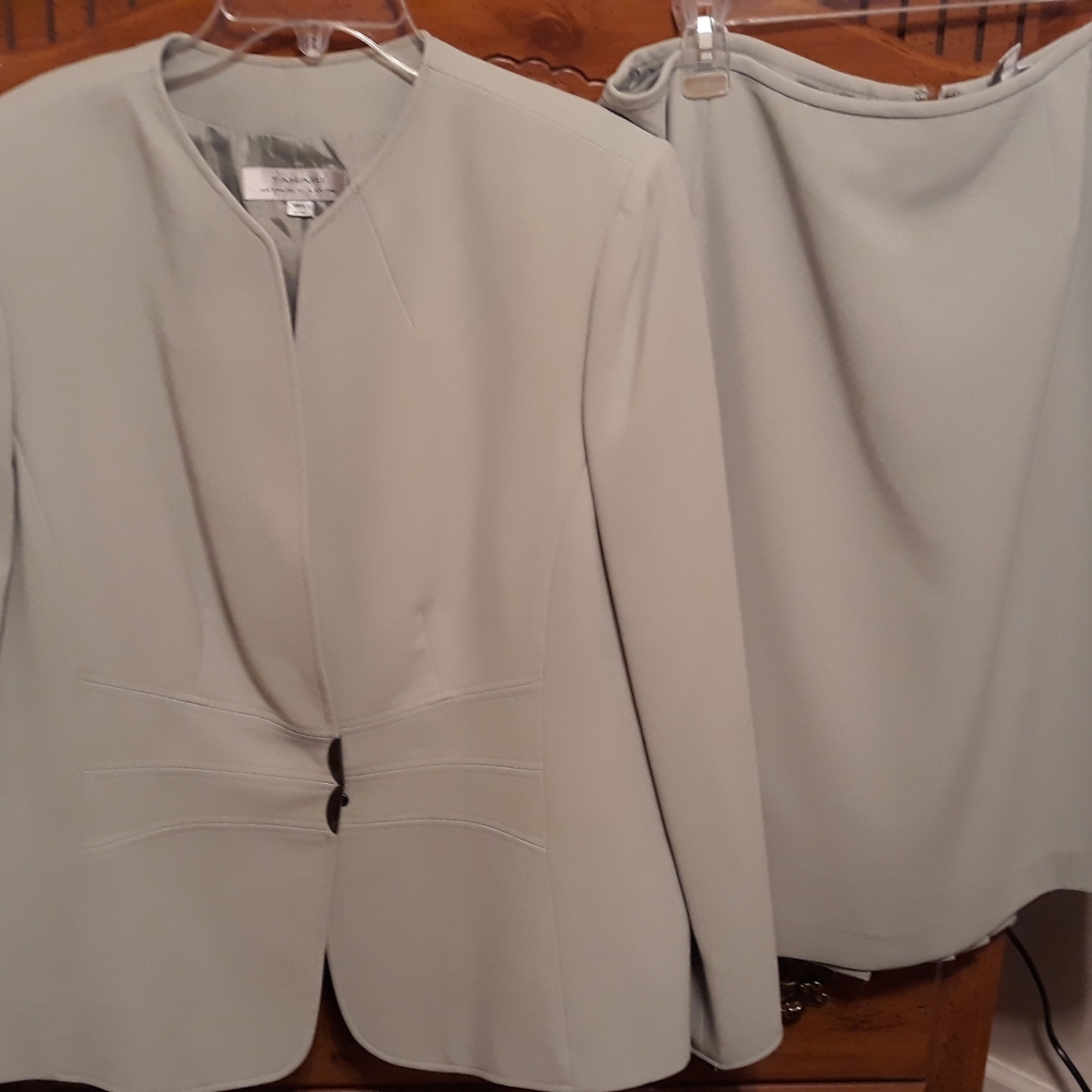 TAHARI Ladies 2 piece skirt suit 16W.